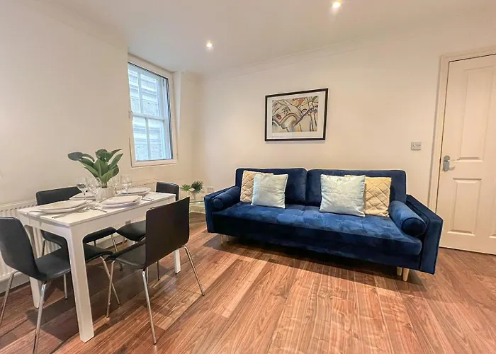 2-Bedroom Flat In Embankment A Short Walk Away To Trafalgar Square Near Big Ben, London Eye