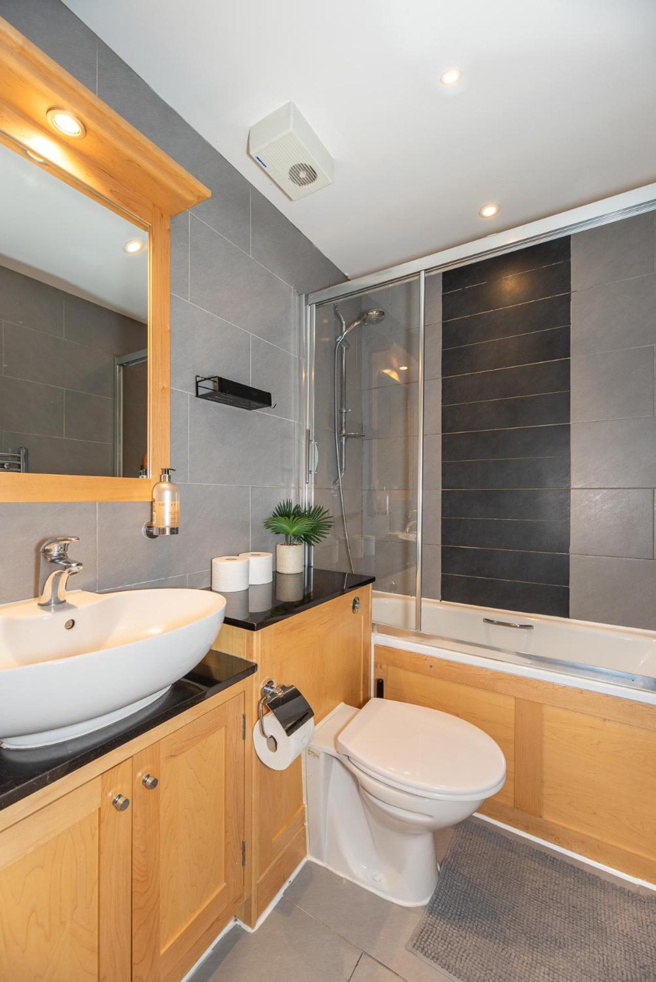 2-bedroom Flat In Embankment A Short Walk Away To Trafalgar Square Near Big Ben, Eye
