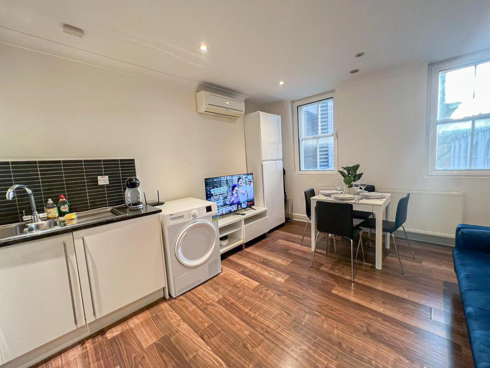 2-bedroom Flat In Embankment A Short Walk Away To Trafalgar Square Near Big Ben, Eye * London