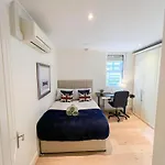 2-Bedroom Flat In Embankment A Short Walk Away To Trafalgar Square Near Big Ben, London Eye